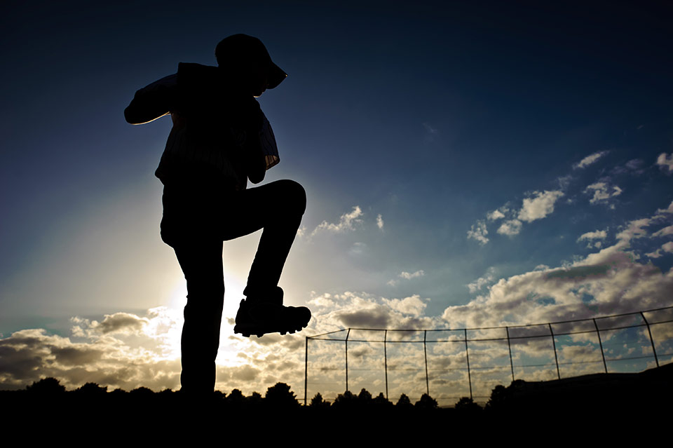 honkbal pitcher silhouet zonsondergang