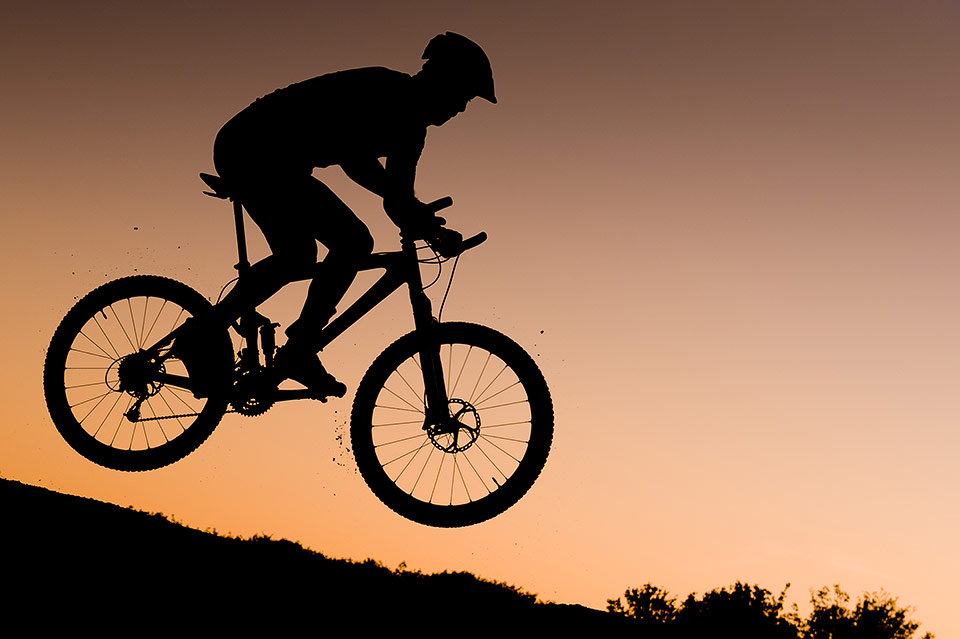mountainbike silhouet springend