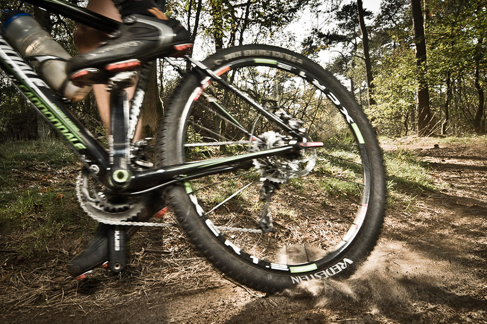 opstuivend zand van mountainbike band