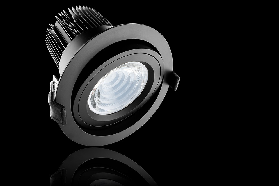 LED spot armatuur inbouw versie, met reflectie en zwarte achtergrond