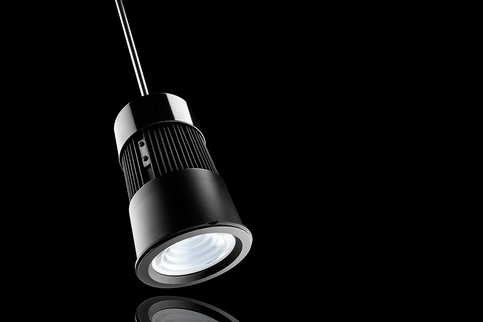 LED spot armatuur pendel versie, met recflectie en zwarte achtergrond