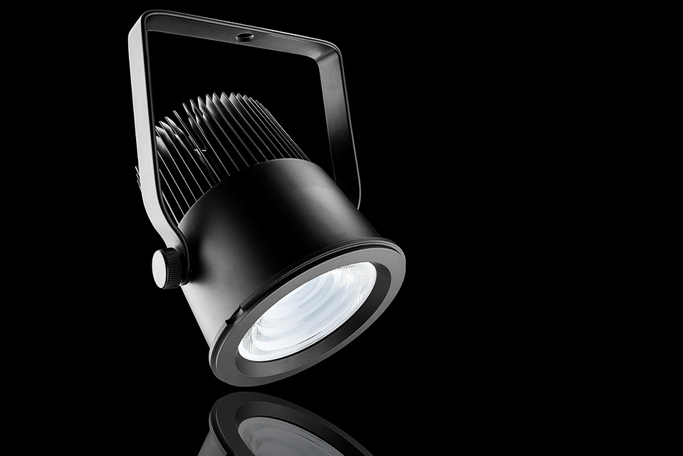 LED spot armatuur opbouw versie met reflectie en zwarte achtergrond