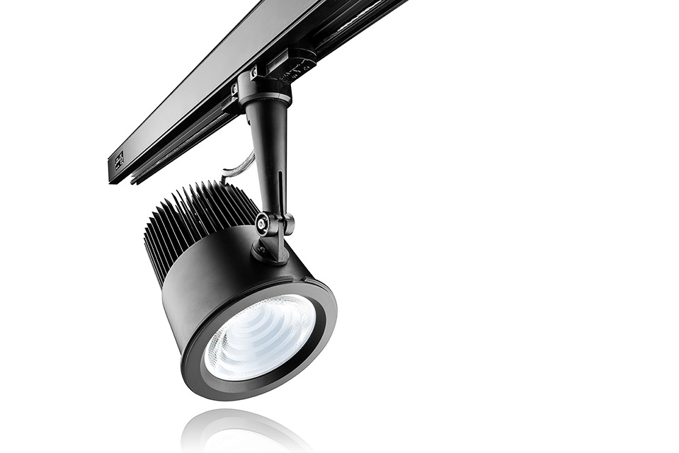 LED spot armatuur track versie (bevestigd aan rails) met reflectie en witte achtergrond