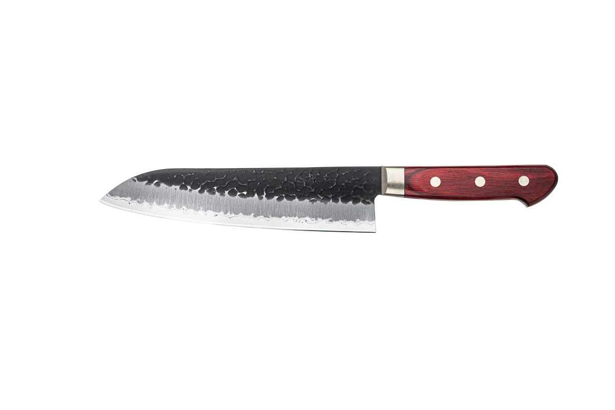 Productfotografie van Japanse koksmessen: gehamerd santoku-mes met rood handvat