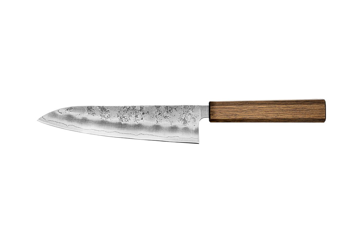 Handgesmeed gyuto-mes met ruwe kurouchi-smeedhuid en houten handvat, packshot voor webshop