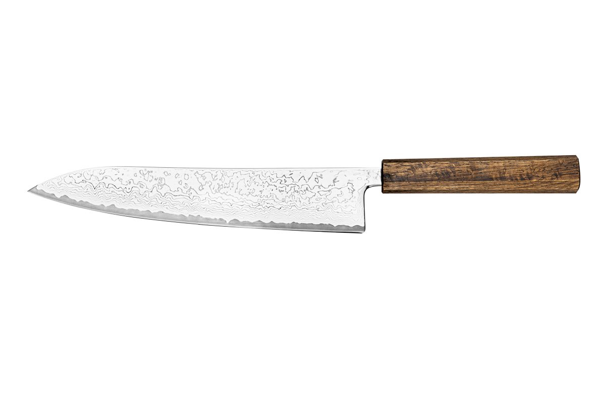 Japans VG10-damascus gyuto-mes met golvende gelaagde staalstructuur, productfotografie op witte achtergrond
